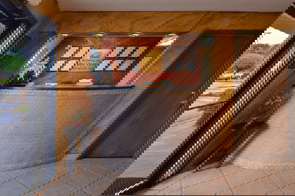 Americas Best Value Inn & Suites University Ave - thumb 0