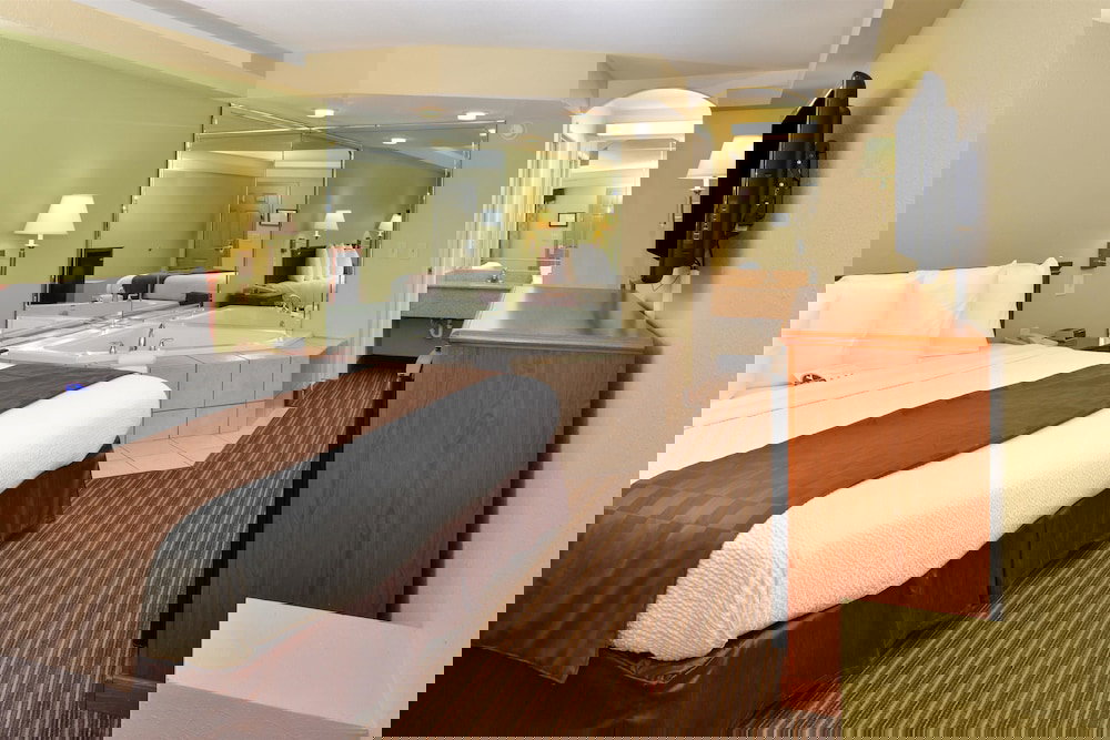 Americas Best Value Inn & Suites University Ave - thumb 2