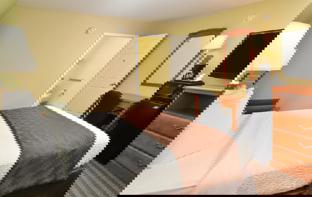 Americas Best Value Inn & Suites University Ave - thumb 1