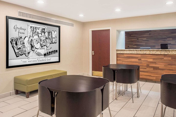 Super 8 By Wyndham Madison East - thumb 3