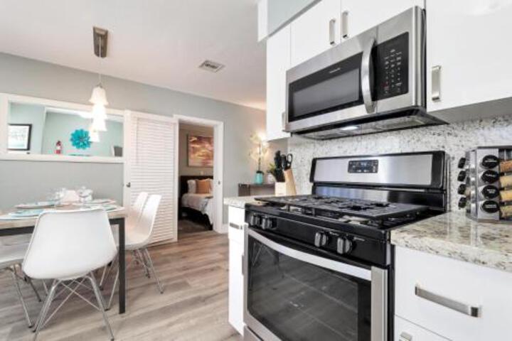 Tropical 3BR / Home 7 Min To Beach - thumb 1