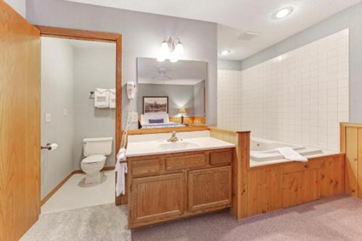 Chanticleer Inn: Villa 8 - thumb 6