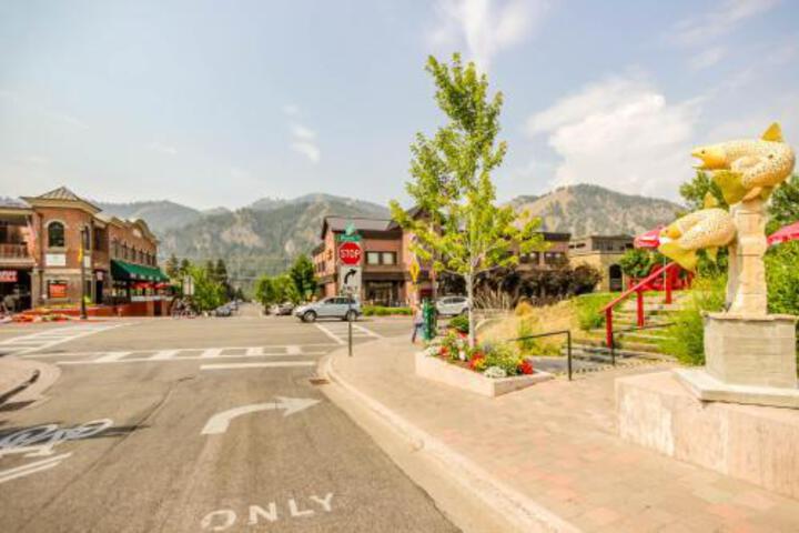 Aspenwood Ski Getaway - thumb 0