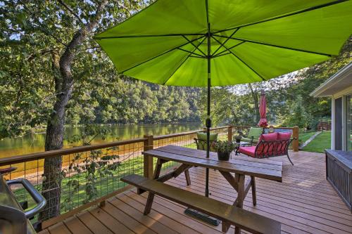 Cozy Waterfront Cottage With Deck On The White River! - thumb 0