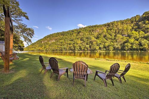 Cozy Waterfront Cottage With Deck On The White River! - thumb 1