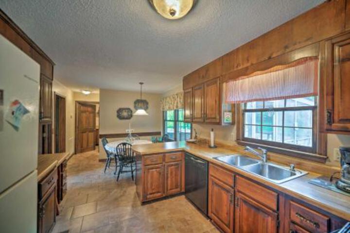 Dayton Home W / Pool Porch & Deck On 37 Acres! - thumb 3