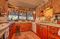 Riverfront Escape w / Treehouse Kayaks  Deck