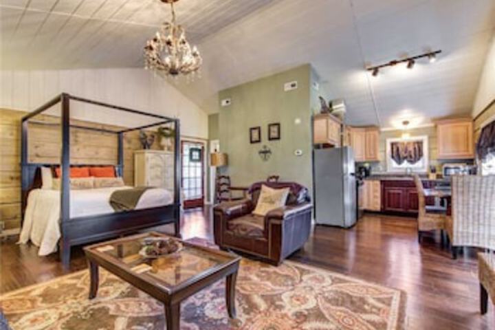 Seclusion Retreat 1 Bedroom Fireplace Hot Tub Sleeps 4 - thumb 0