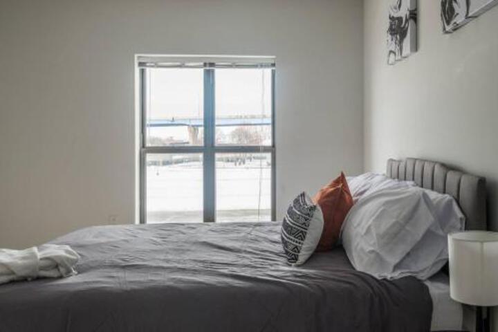 Historic East Ward 2BR Apt - thumb 3