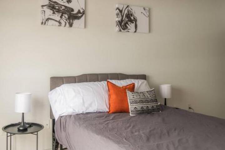 Historic East Ward 2BR Apt - thumb 5