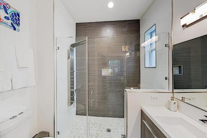 New Listing! Beautifully Renovated Home W / Pool Home - thumb 0