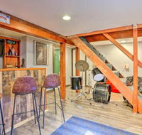 Chic Poconos Chalet with Deck  Lake Access - Accommodation Ohio