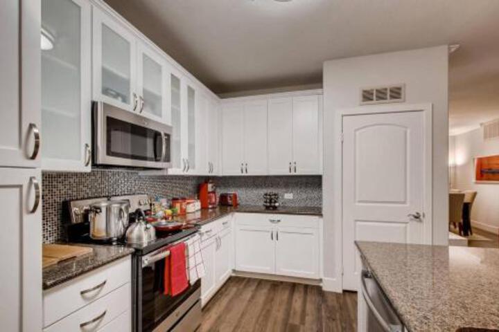 (FV2) 2BR / 2.5 Bath With Pool Gym Parking & More Across From Mall & 5 Miles To Downtown! - thumb 2