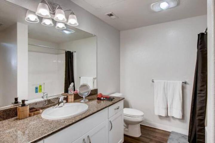 (FV2) 2BR / 2.5 Bath With Pool Gym Parking & More Across From Mall & 5 Miles To Downtown! - thumb 4