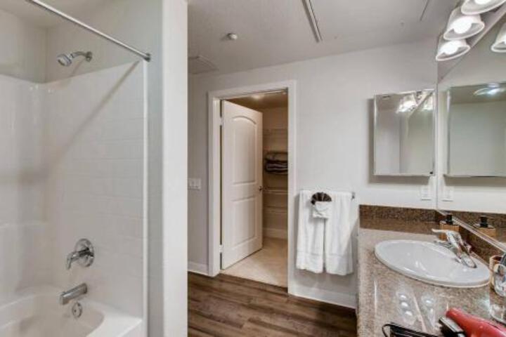 (FV2) 2BR / 2.5 Bath With Pool Gym Parking & More Across From Mall & 5 Miles To Downtown! - thumb 5