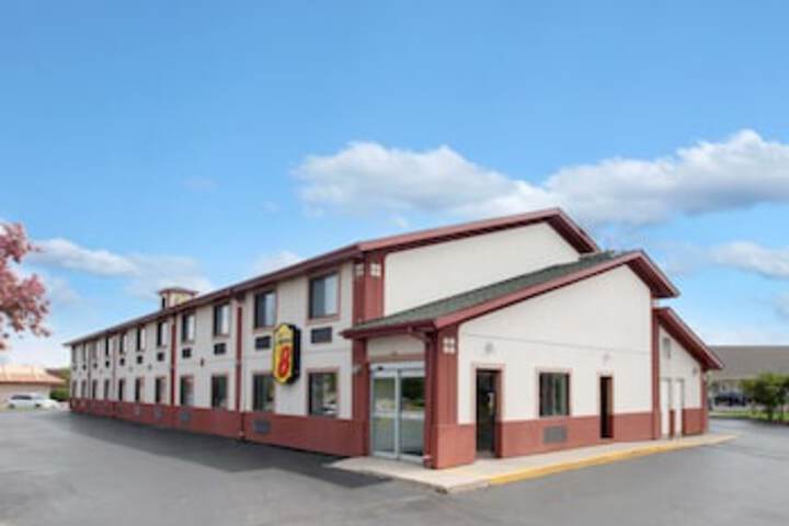 Super 8 By Wyndham Crystal Lake - thumb 0