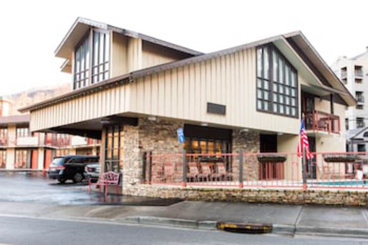 Mountain House Inn - thumb 0