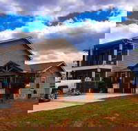 Eagle's Den Suites at Carrizo Springs - Accommodation Ohio