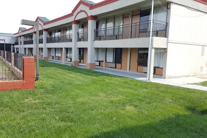 Red Carpet Inn & Suites - thumb 3