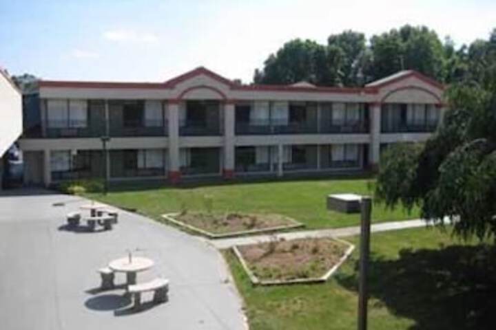 Red Carpet Inn & Suites - thumb 1