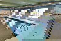 Holiday Inn Express  Suites Farmington Hills - Detroit an IHG Hotel