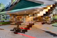 HomeTowne Studios  Suites by Red Roof Bentonville