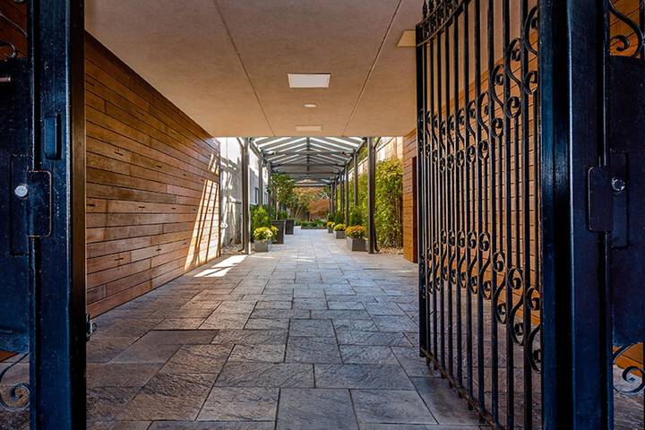 Global Luxury Suites At Monroe - thumb 1