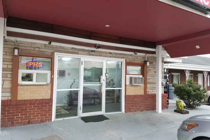 Budget Inn - thumb 1