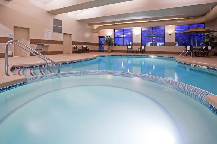 Holiday Inn Express & Suites New Berlin, An IHG Hotel - thumb 2