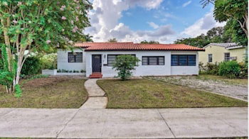 Like New Miami Springs Family Home - thumb 1