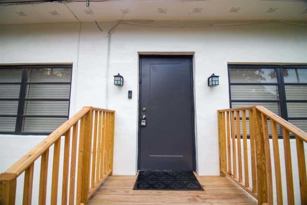 Like New Miami Springs Family Home - thumb 0