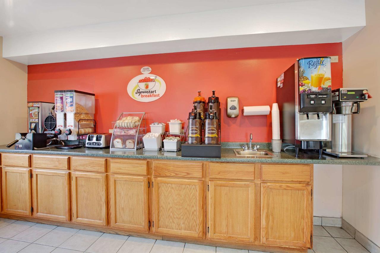 Super 8 By Wyndham Crystal Lake - thumb 12