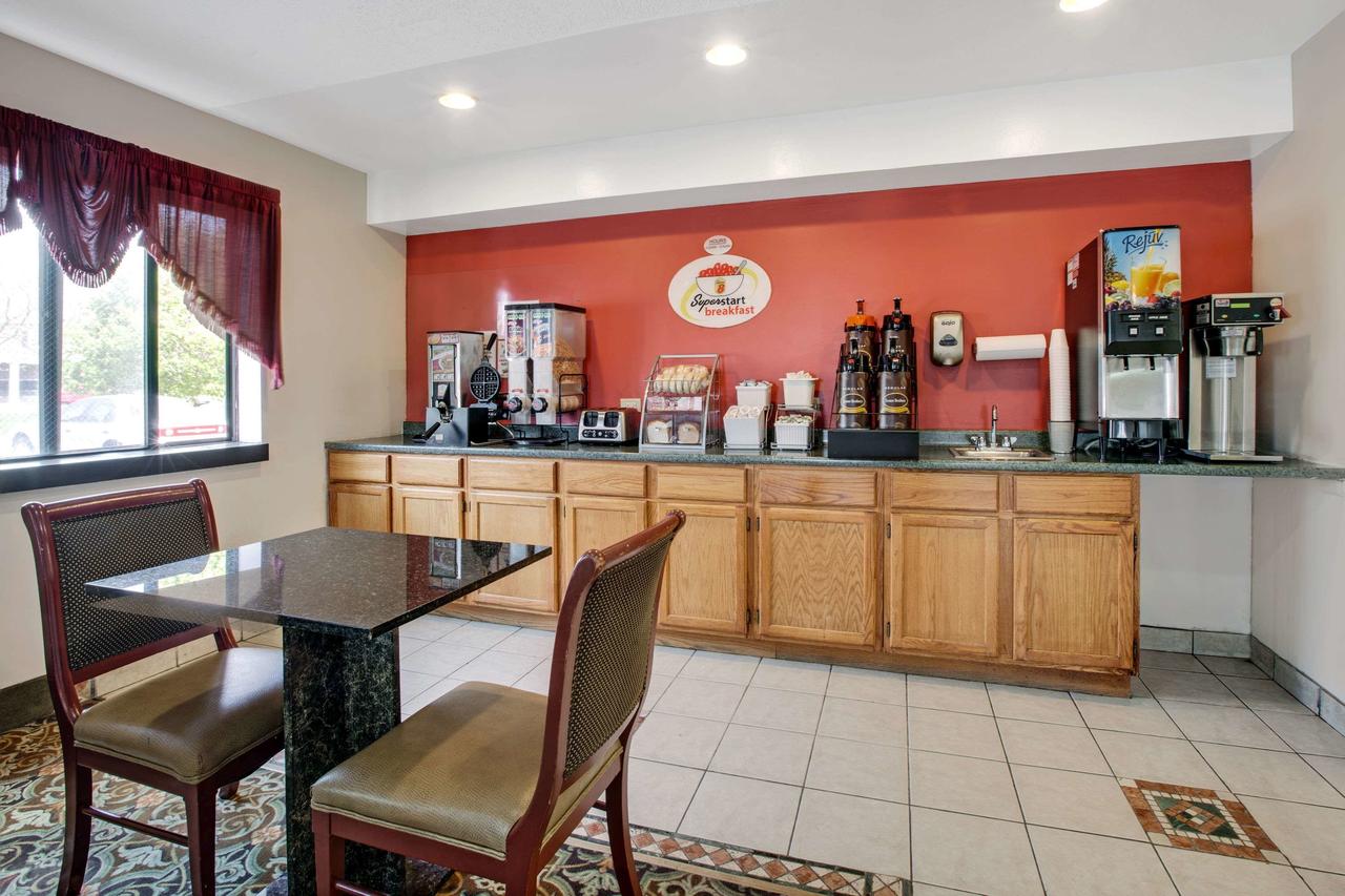 Super 8 By Wyndham Crystal Lake - thumb 11