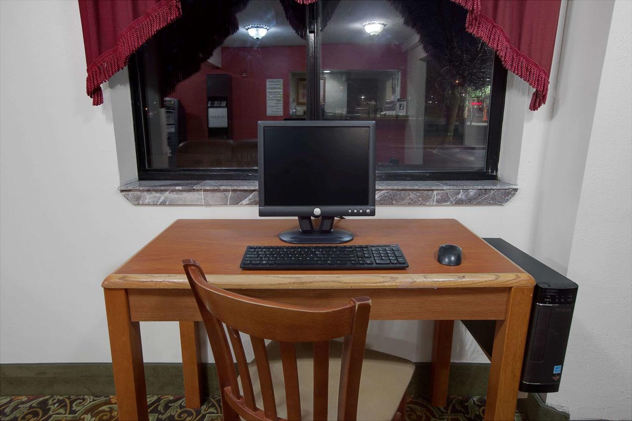 Super 8 By Wyndham Crystal Lake - thumb 1