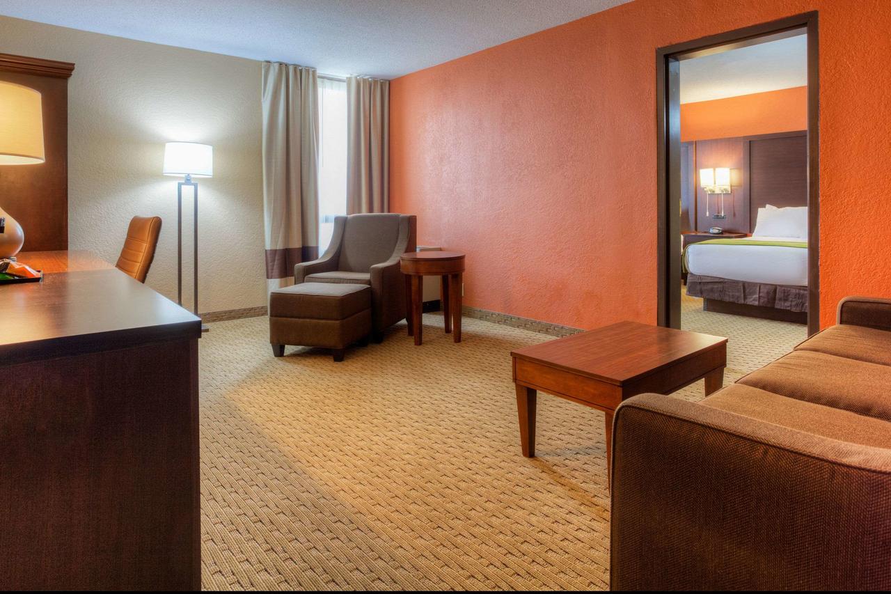 Comfort Inn & Suites Evansville Airport - thumb 34