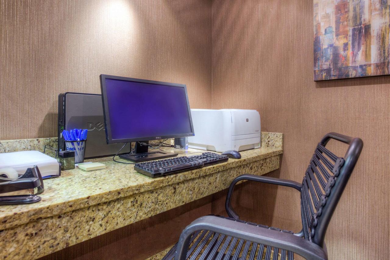 Comfort Inn & Suites Evansville Airport - thumb 22