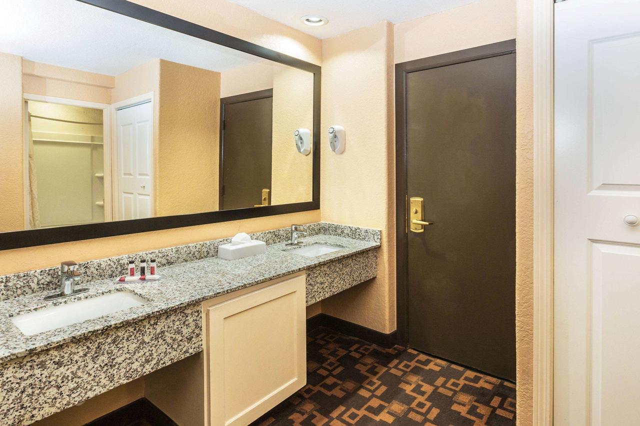 Days Inn & Suites By Wyndham Coralville / Iowa City - thumb 39