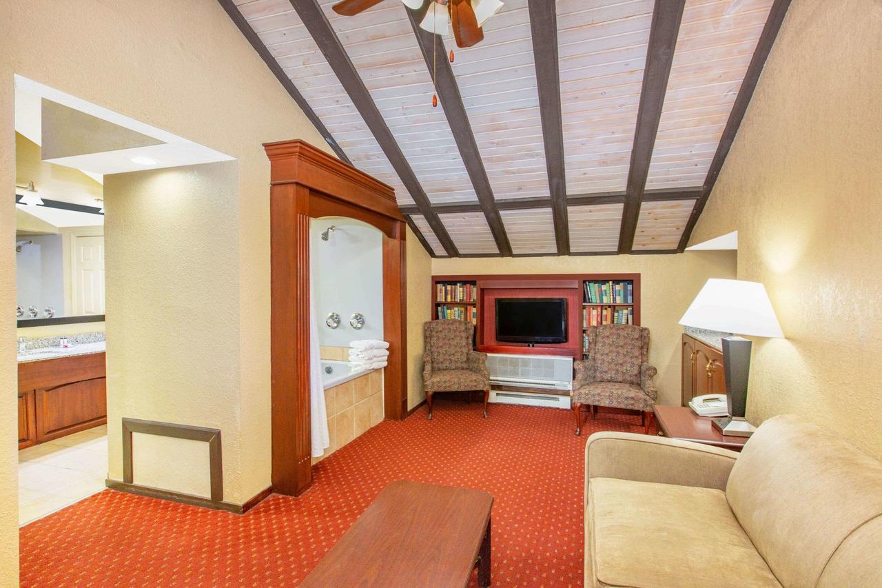 Days Inn & Suites By Wyndham Coralville / Iowa City - thumb 37