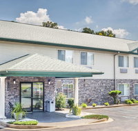 Super 8 by Wyndham Louisa - Accommodation Ohio