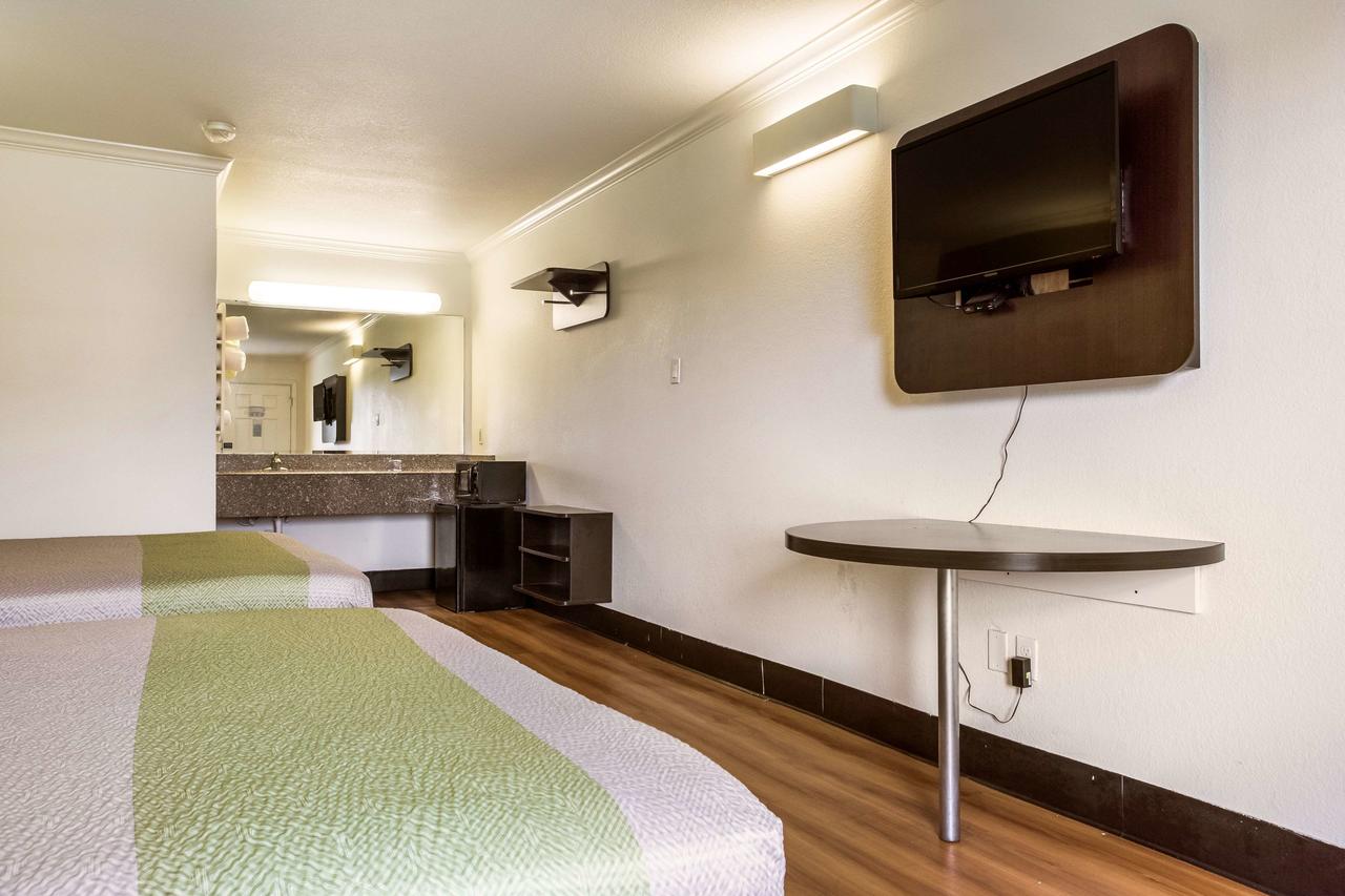 Motel 6 Lake Charles On The Bayou - thumb 20