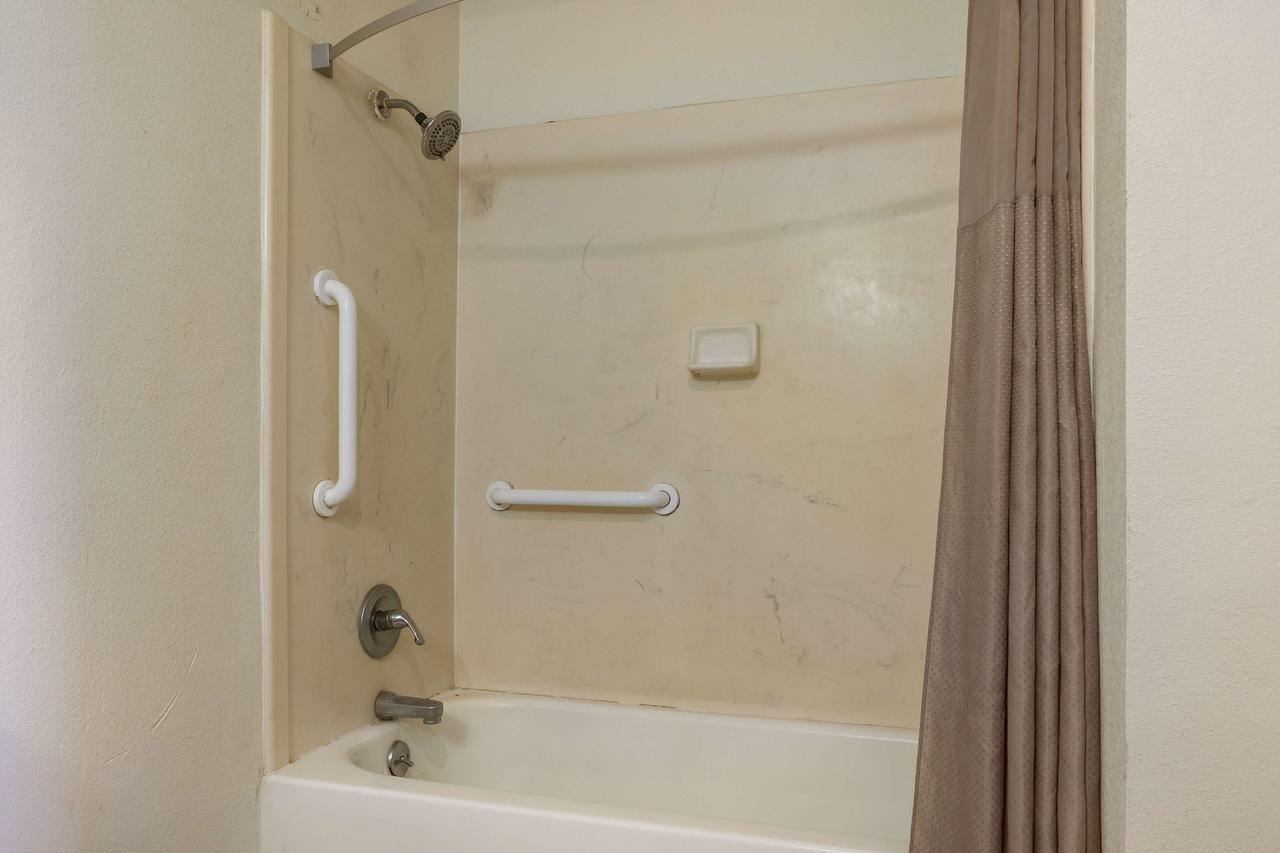 Motel 6 Lake Charles On The Bayou - thumb 6