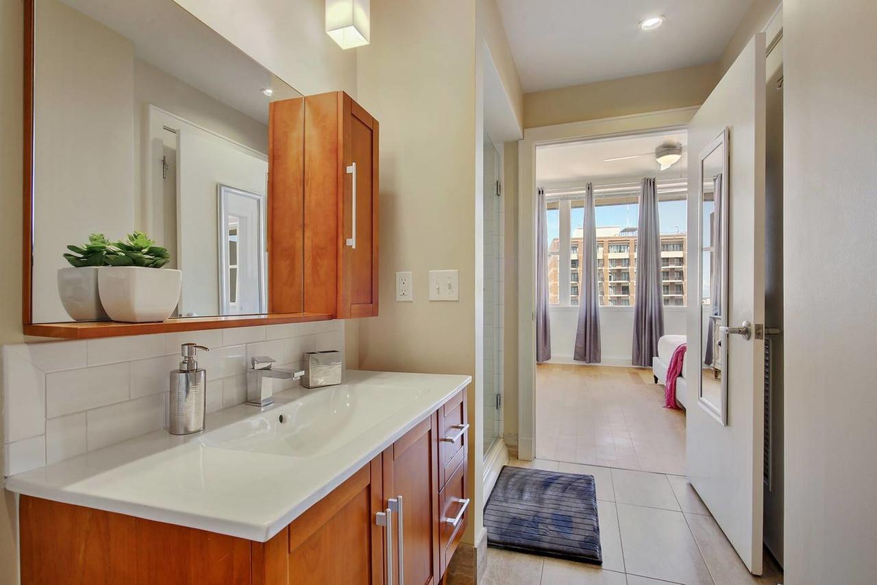 12th FL- SKYLINE W/ CITYSCAPE VIEWS-ROOFTOP POOL - thumb 4