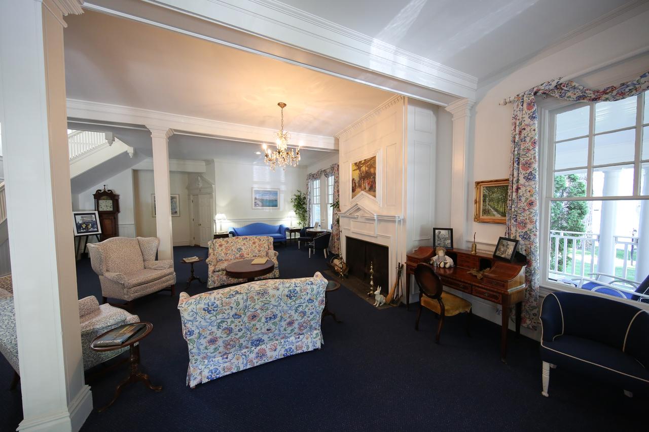 Colonial Inn Harbor Springs - thumb 20