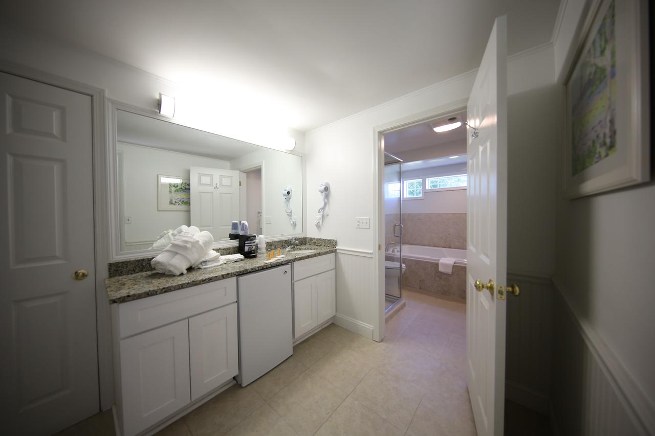 Colonial Inn Harbor Springs - thumb 14