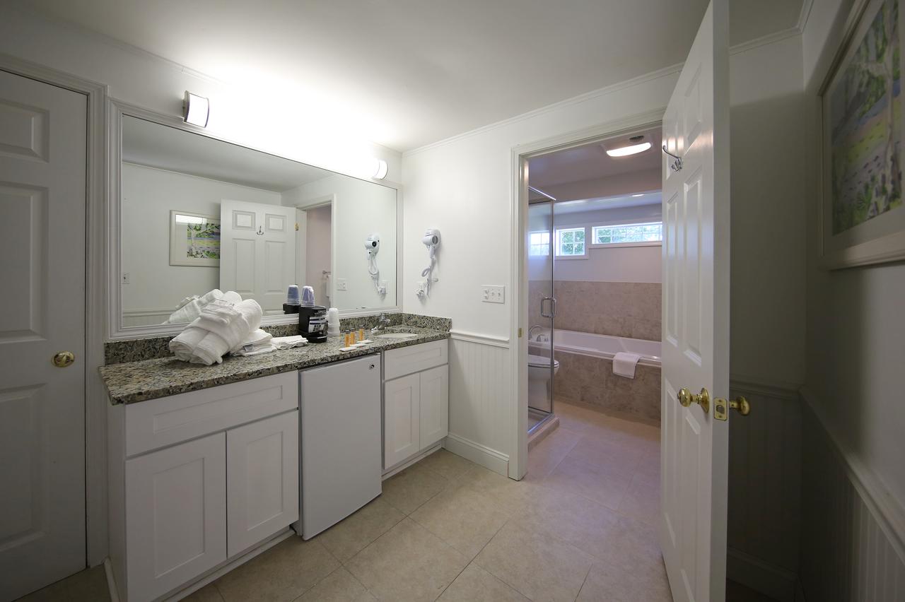 Colonial Inn Harbor Springs - thumb 28