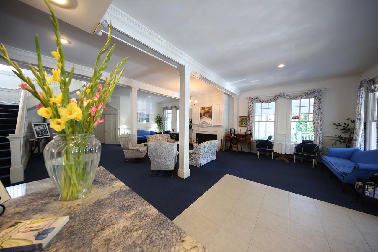 Colonial Inn Harbor Springs - thumb 19