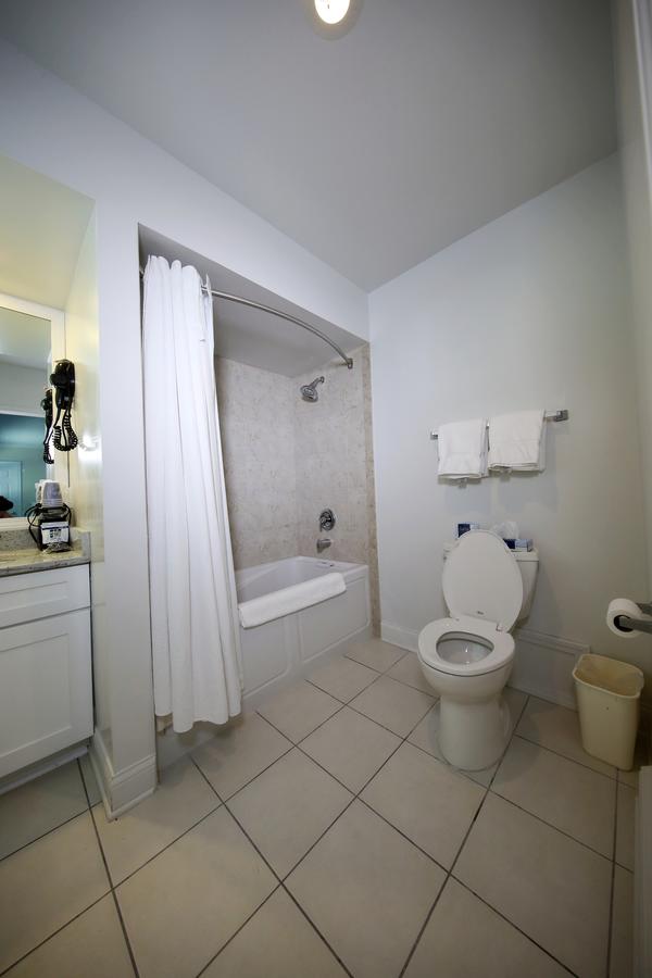 Colonial Inn Harbor Springs - thumb 23