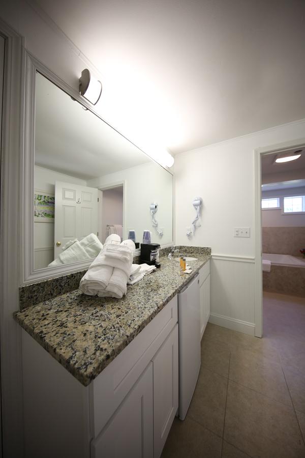 Colonial Inn Harbor Springs - thumb 25