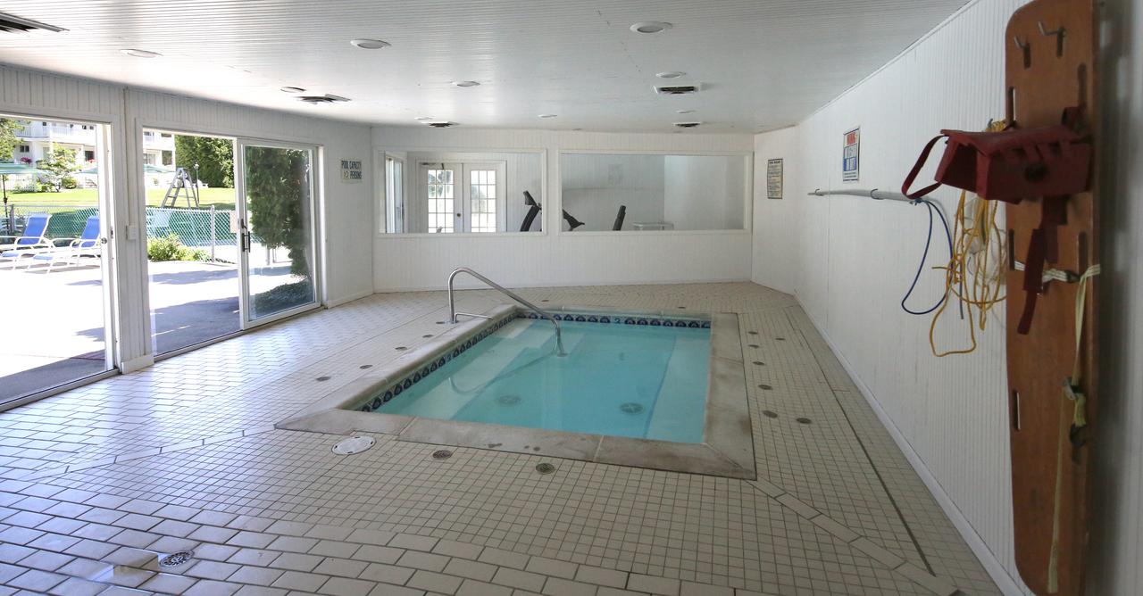 Colonial Inn Harbor Springs - thumb 9