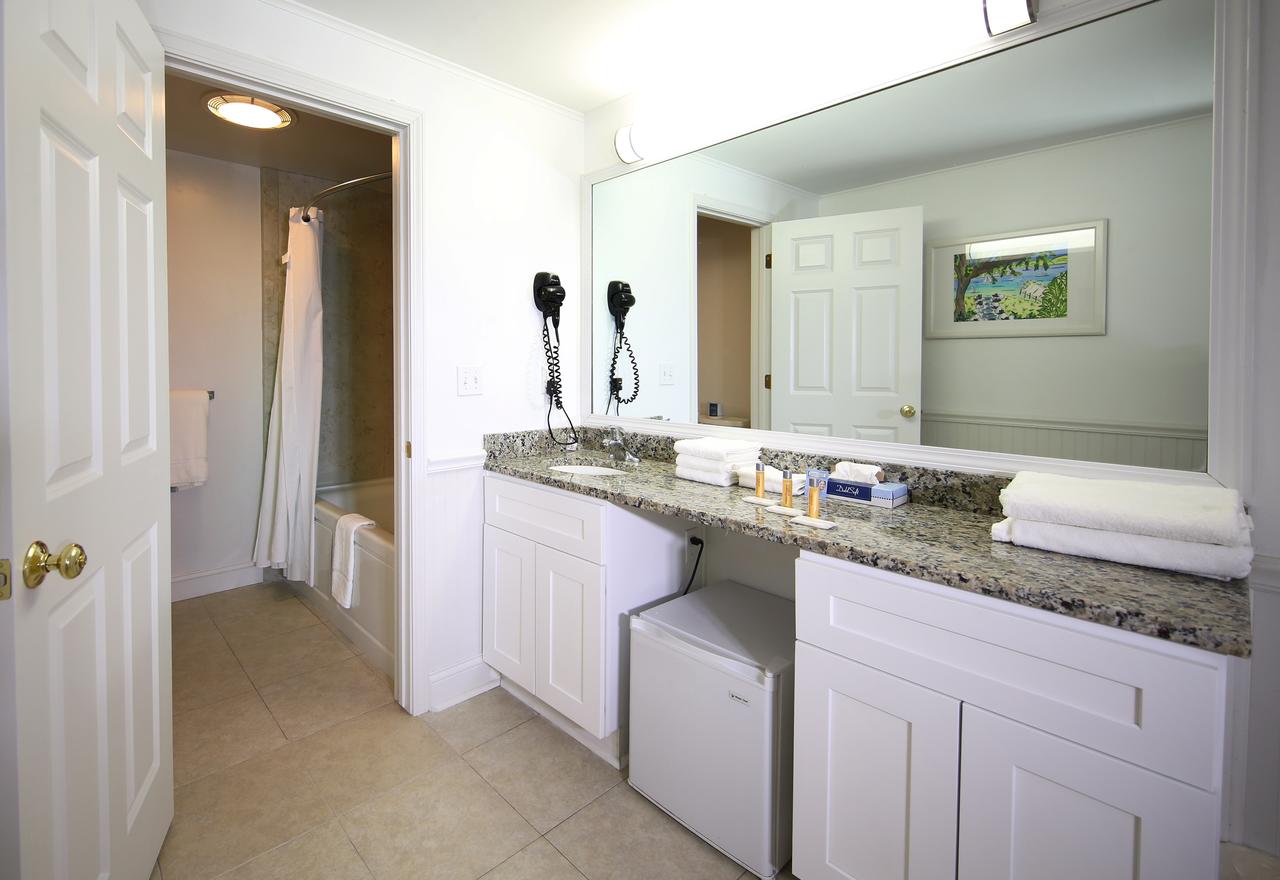 Colonial Inn Harbor Springs - thumb 18